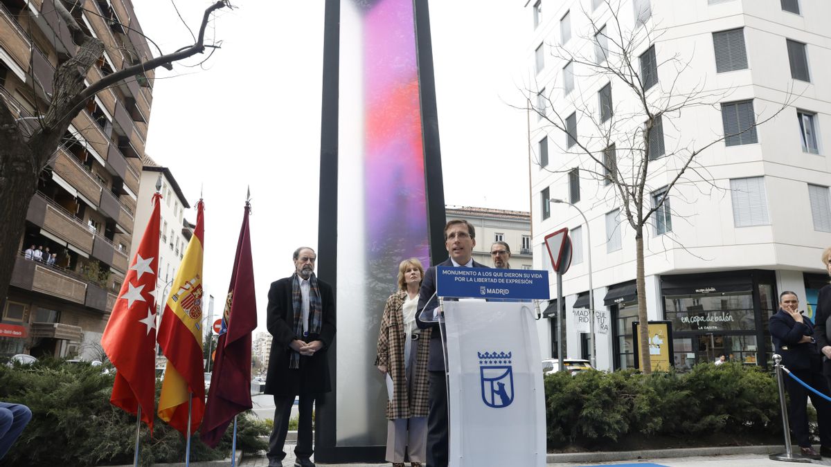 Madrid recuerda a periodistas españoles caídos con un monumento a la libertad de expresión