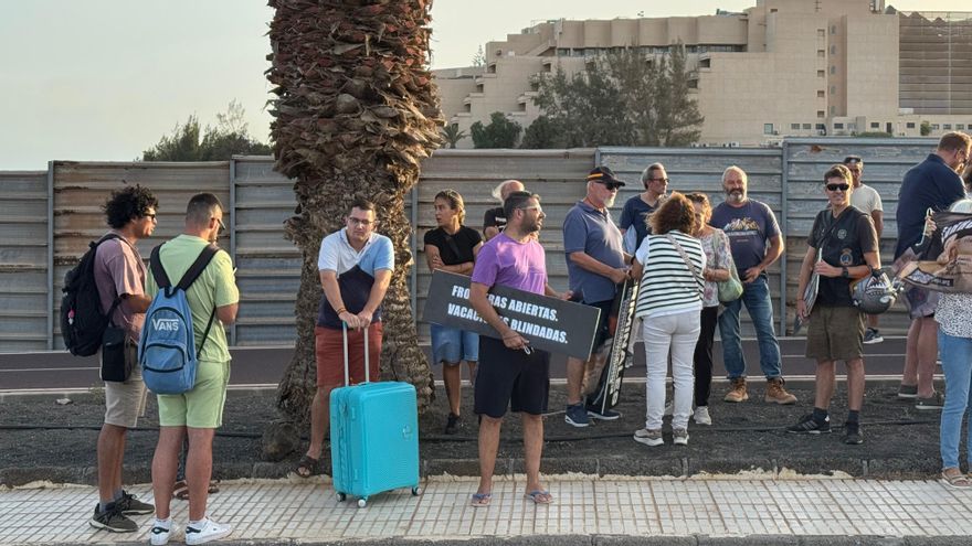 Algunos de los manifestantes que se concentraron este jueves frente a La Mareta, en Lanzarote.