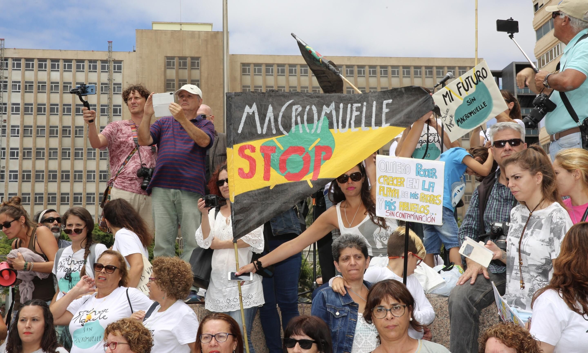 Manifestación contra la ampliación del muelle de Agaete.