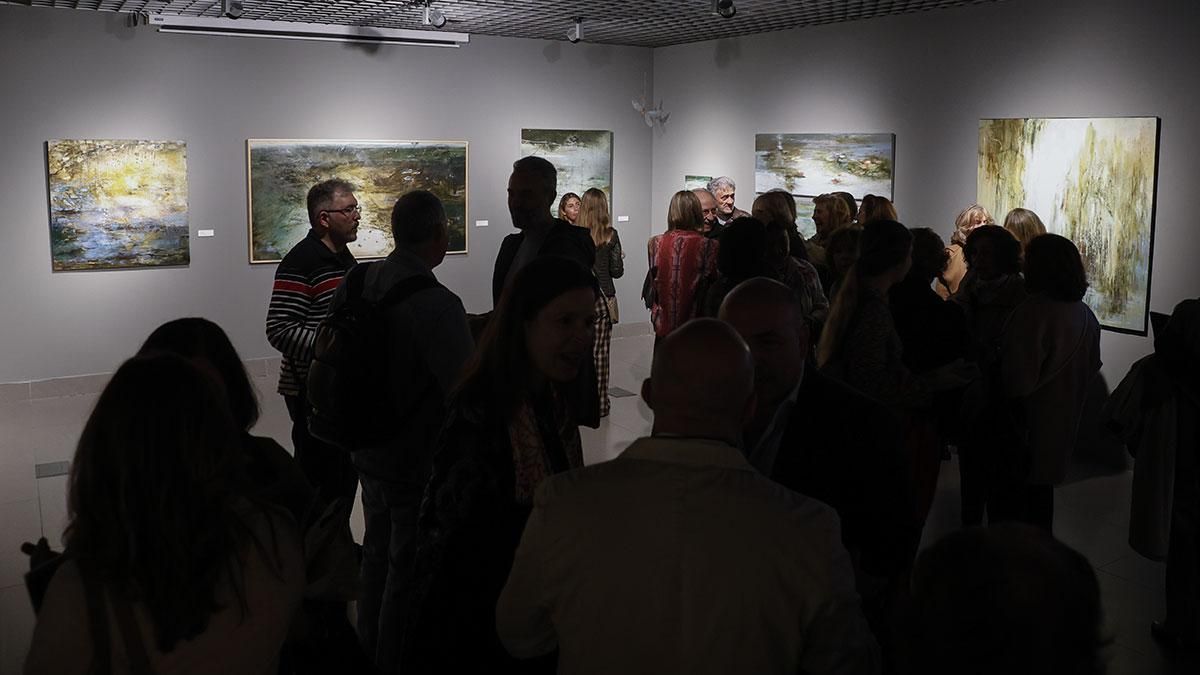 La Fundación Cajasol inaugura la exposición “Humedales. El reino de las libélulas” de Julia Hidalgo