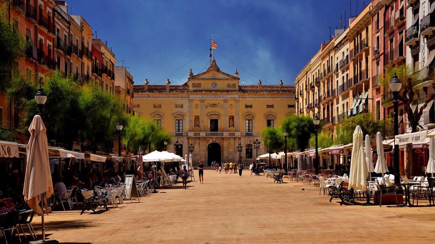 La Plaça de la Font es una de las fronteras entre las ciudades vieja y nueva.