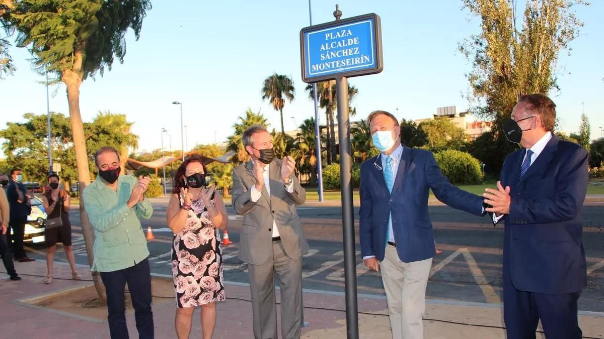 En 2021 se rotuló con su nombre una plaza al pie de la Torre Sevilla.