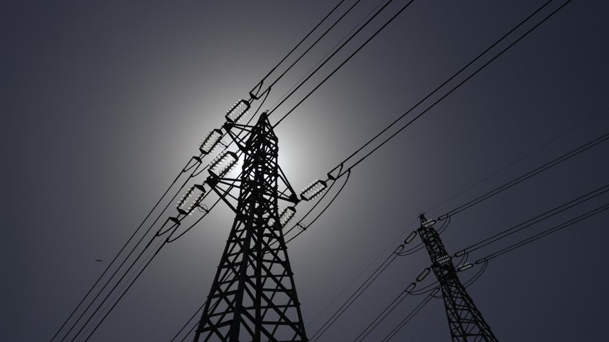 La nueva bajada del IVA de la luz choca con las recomendaciones de los expertos y de la Comisión Europea