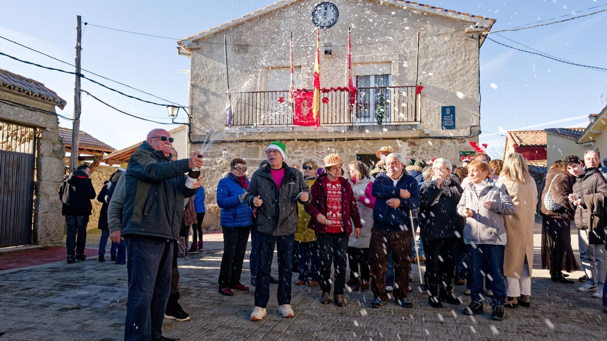 Los 4 vecinos de Villar de Corneja, en Ávila, pasan a ser 70 en sus campanadas anticipadas