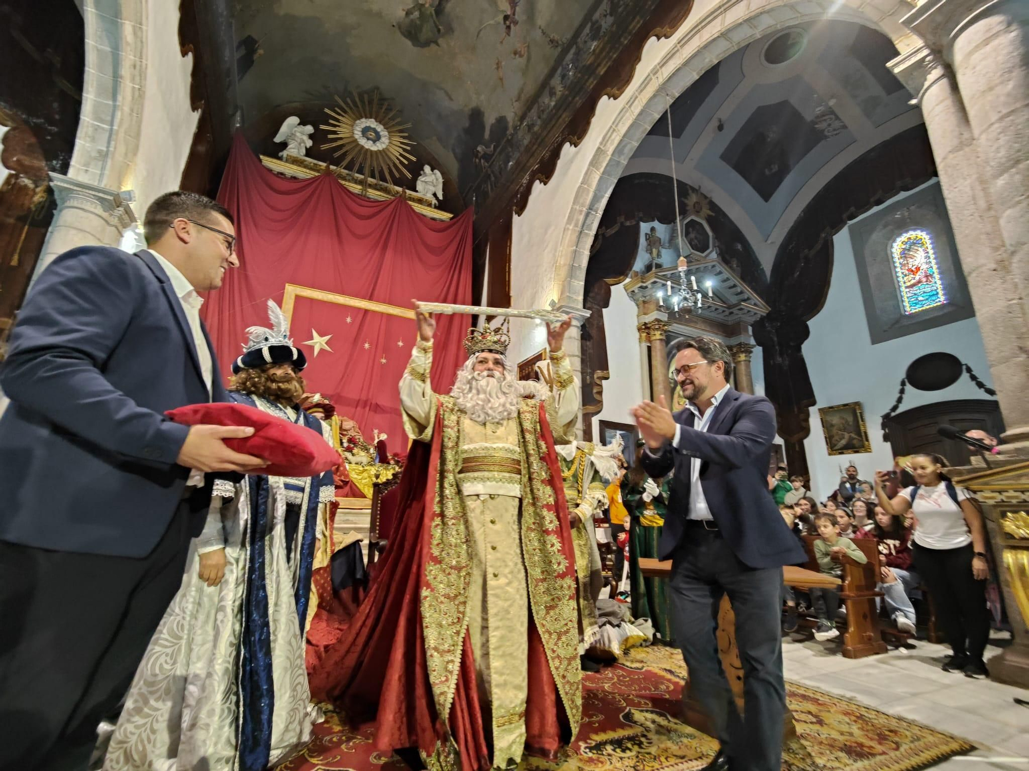 Asier Antona y Raico Lorenzo entregaron las llaves a Los Reyes Magos. JOSÉ AYUT
