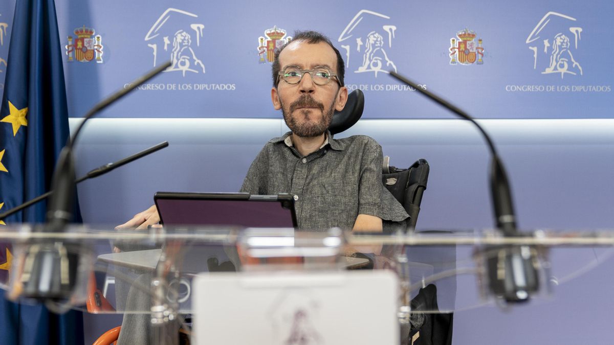 El portavoz de Unidas Podemos, Pablo Echenique, interviene en una rueda de prensa anterior a una Junta de Portavoces en el Congreso de los Diputados, a 26 de octubre de 2021, en Madrid, (España).