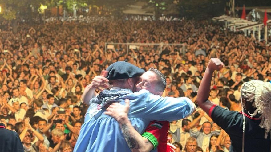 Fermín Muguruza y el Celedón Iñaki Kerejazu cantan 'Sarri, Sarri' en su concierto de las fiestas de Vitoria