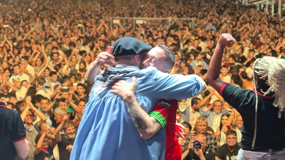 Fermín Muguruza y el Celedón Iñaki Kerejazu cantan 'Sarri, Sarri' en su concierto de las fiestas de Vitoria