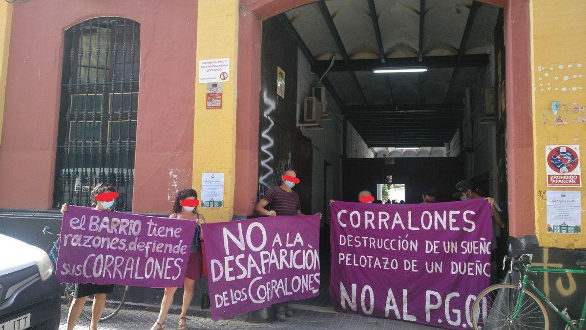 Concentración a la puerta de los Corralones de Castellar