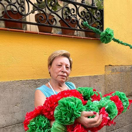 Isabel, una de las vecinas veteranas, mostrando los adornos que confecciona