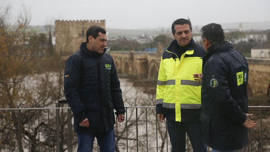 El presidente de la Junta de Andalucía Juanma Moreno viendo la subida del río Guadalquivir