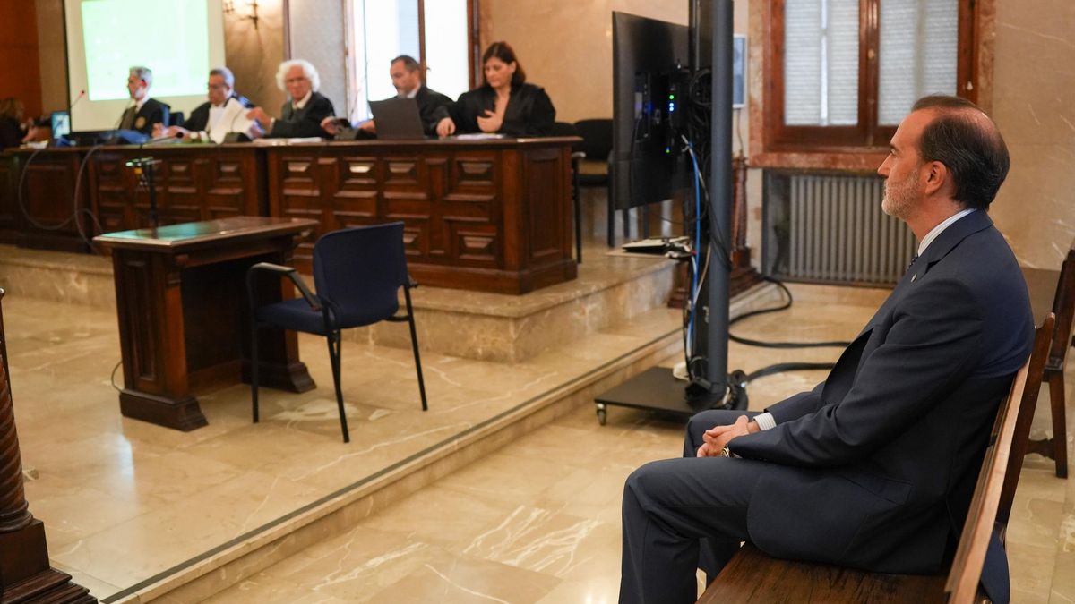 El presidente ultra del Parlament balear esquiva un pacto e irá a juicio por romper la foto de varias víctimas del franquismo