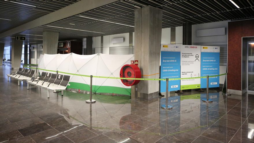 Espacio habilitado para los test COVID en el aeropuerto de Gran Canaria. (ALEJANDRO RAMOS)
