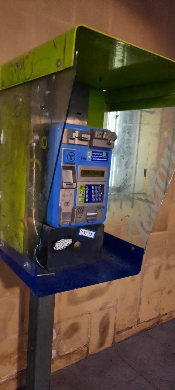 Cabina de teléfono en Itsas Etxea de Hondarribia, Gipuzkoa