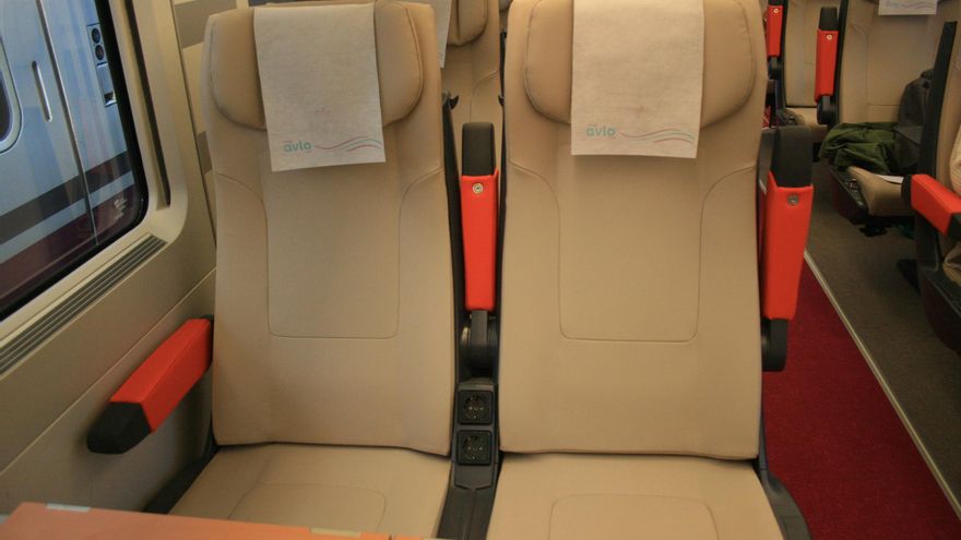 Hay dos enchufes entre cada dos asientos