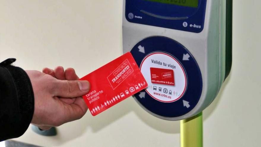 Precios del abono de transportes de Madrid en 2025: Ayuso mantiene rebajas pese a que el PP tumbó los descuentos en el Congreso