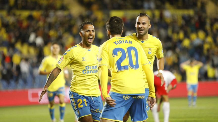 El líder evita un nuevo triunfo de la UD Las Palmas