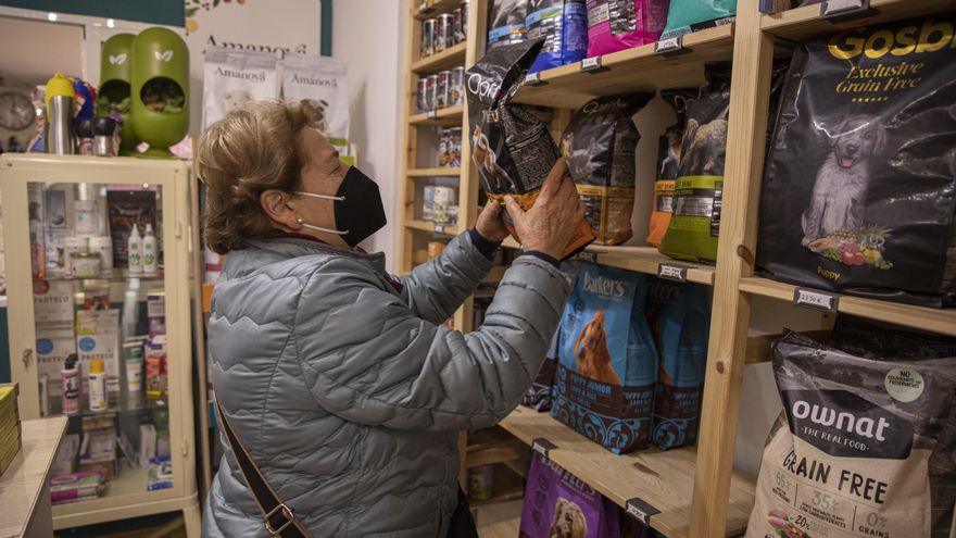 Los españoles, los que más compran en tienda física