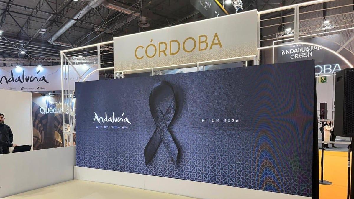 Un lazo negro en el estand del Patronato Provincial de Turismo de Córdoba en Fitur 2026.
