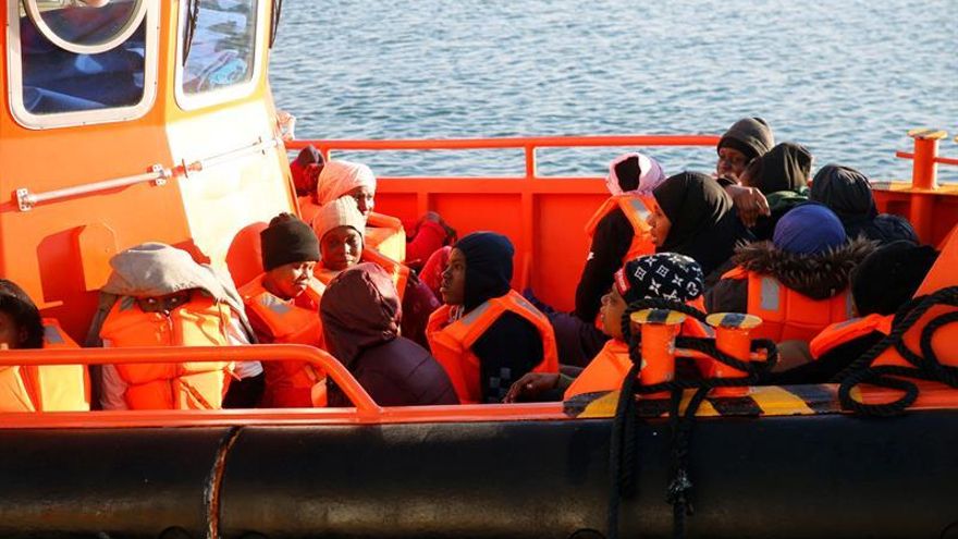 Salvamento Marítimo ha rescatado esta noche a 28 inmigrantes de una patera que se encontraba a dos millas náuticas al sur de Gran Canaria, ha informado a Efe el portavoz de la Cruz Roja Española en la isla, José Antonio Verona.
