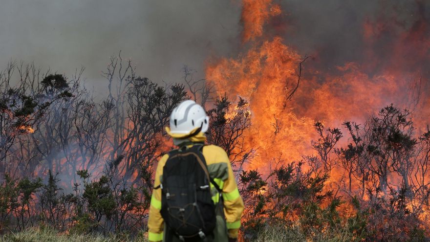 Un incendio en la montaña de Lugo arrasa 120 hectáreas y obliga a decretar la alarma por su proximidad a viviendas