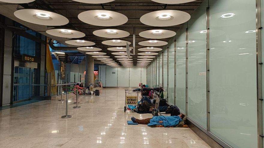 El miedo cunde entre quienes duermen en Barajas en pleno choque institucional: "¿A dónde quieren que vayamos?"