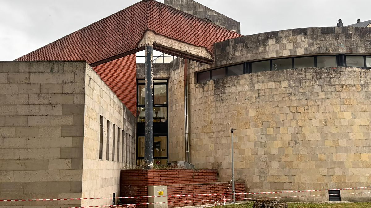 Se desprende parte de la fachada del centro de salud de Medio Cudeyo