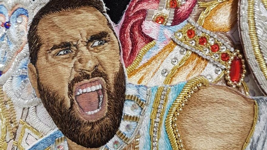 Detalle de la cara de Juan López bordada en el traje del caballo.