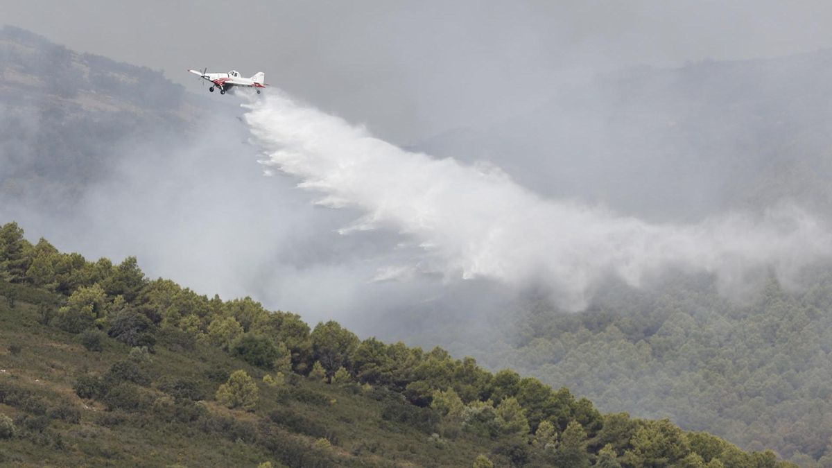 Los medios aéreos se incorporan al incendio forestal de Tírig, en Castellón, que ha quemado 684 hectáreas
