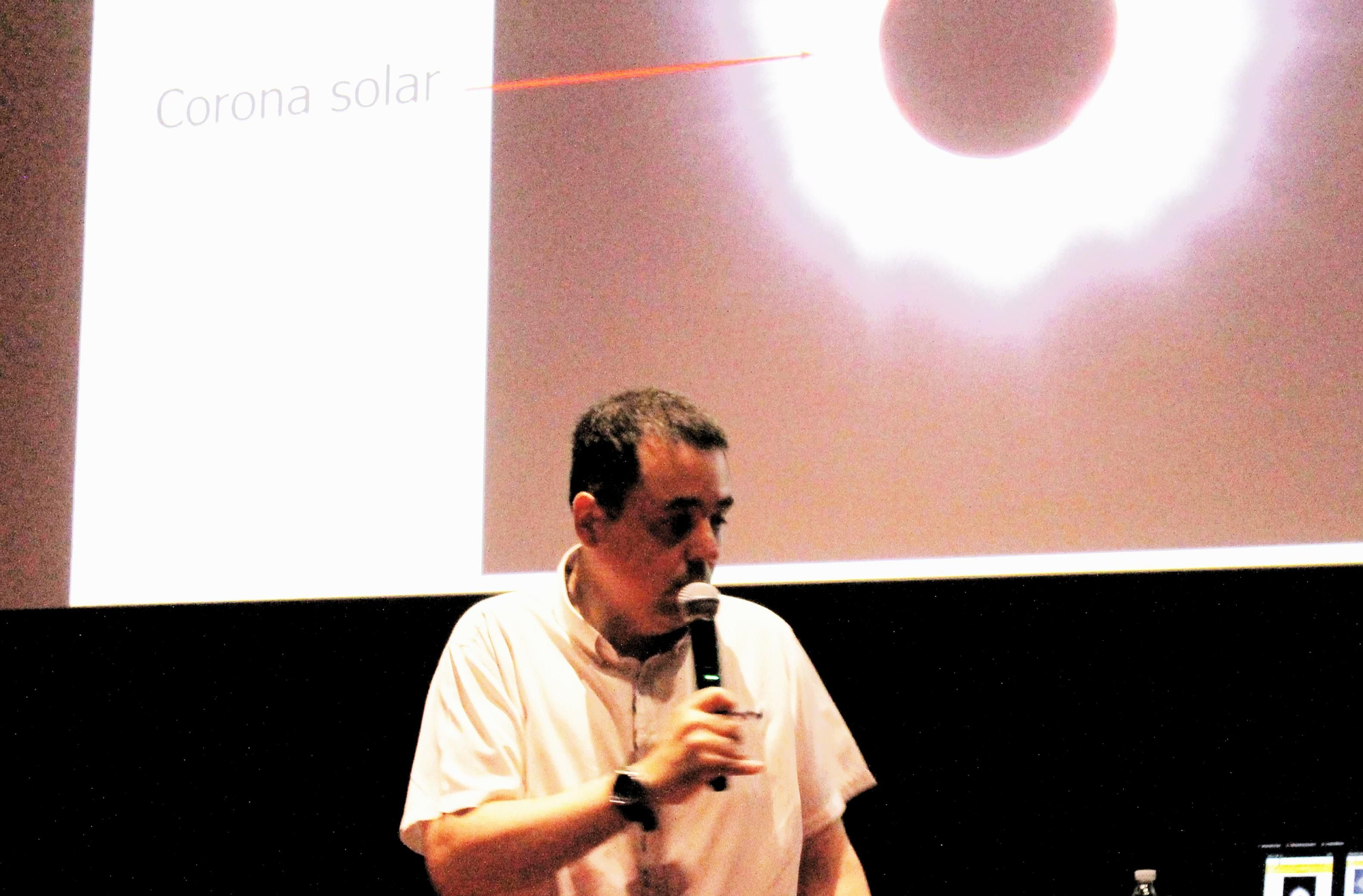 Un momento de la conferencia sobre el eclipse de Saúl Blanco Lanza.