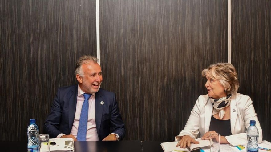 La comisaria europea de Cohesión y Reformas comparte que Canarias quede libre del impuesto verde hasta 2030