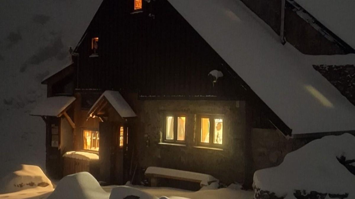 El refugio de Collado Jermoso en una entrañable estampa entre la nieve.