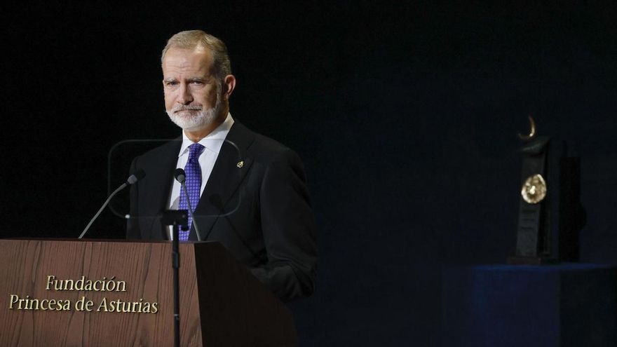 El rey Felipe VI interviene durante la ceremonia de entrega de los Premios Princesa de Asturias 2026 que se celebra este viernes en el Teatro Campoamor de Oviedo.