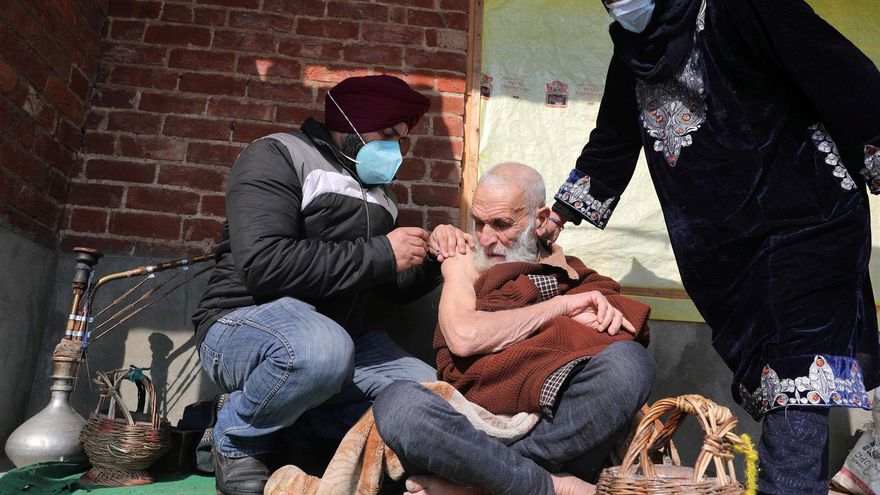 Un doctor administra la vacuna contra la Covid-19 a un hombre durante la campaña de vacunación puerta a puerta en la ciudad de Khag, a 50 kilometros de Srinagar, India.