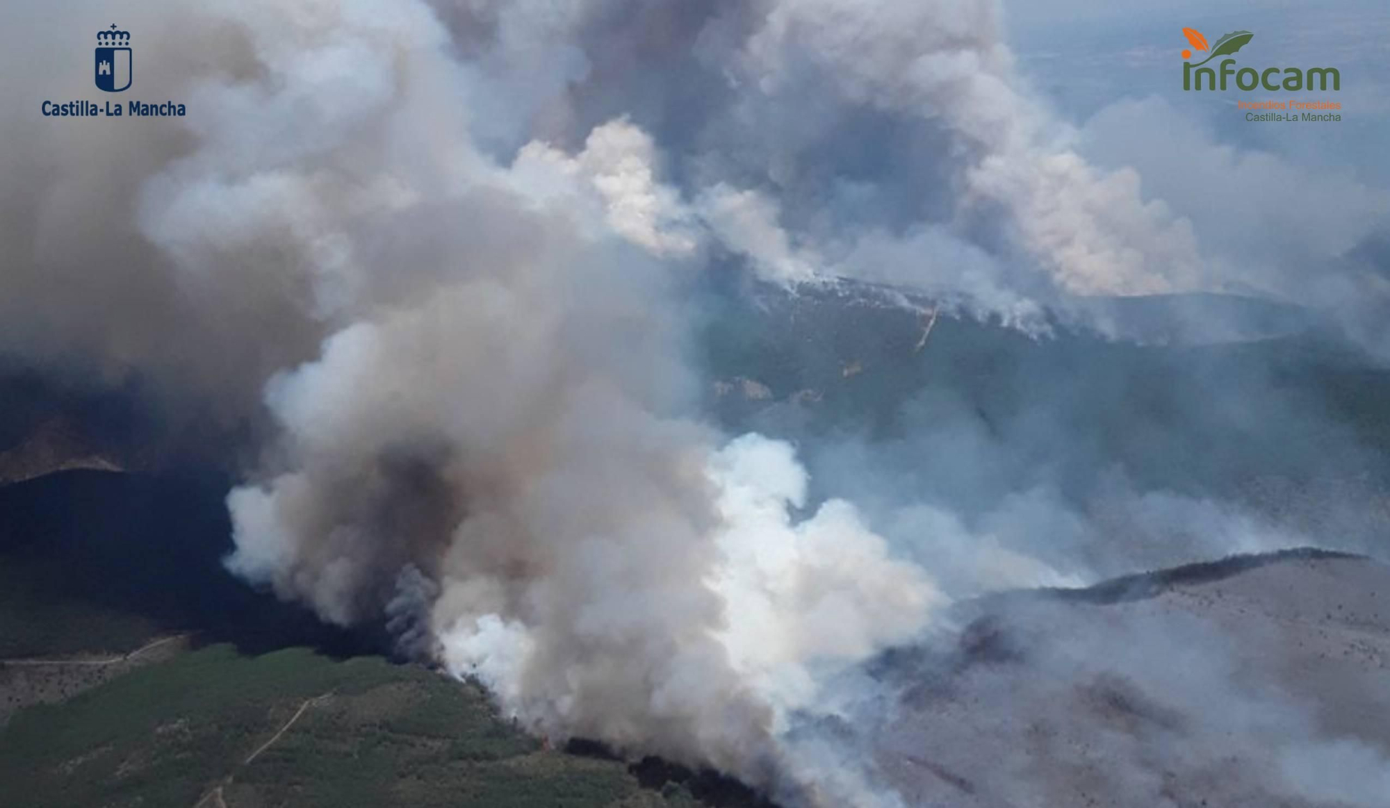 Columnas de humo durante el desarrollo del incendio de La Mierla (Guadalajara)