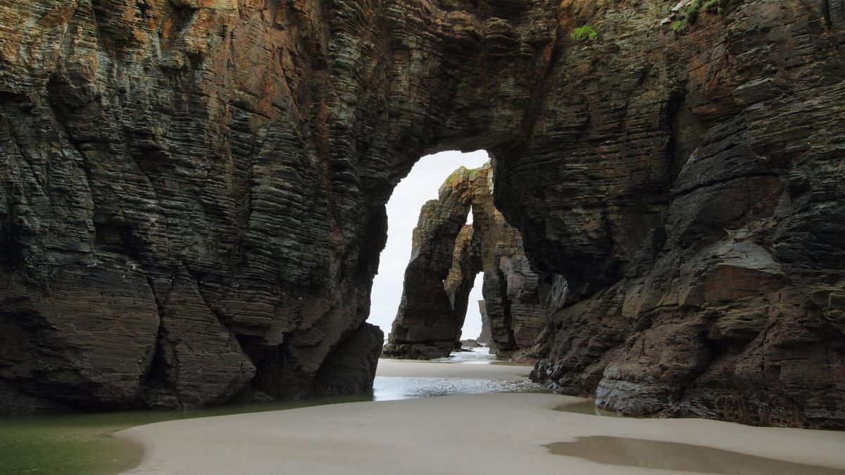 La playa de las Catedrales con marea baja.