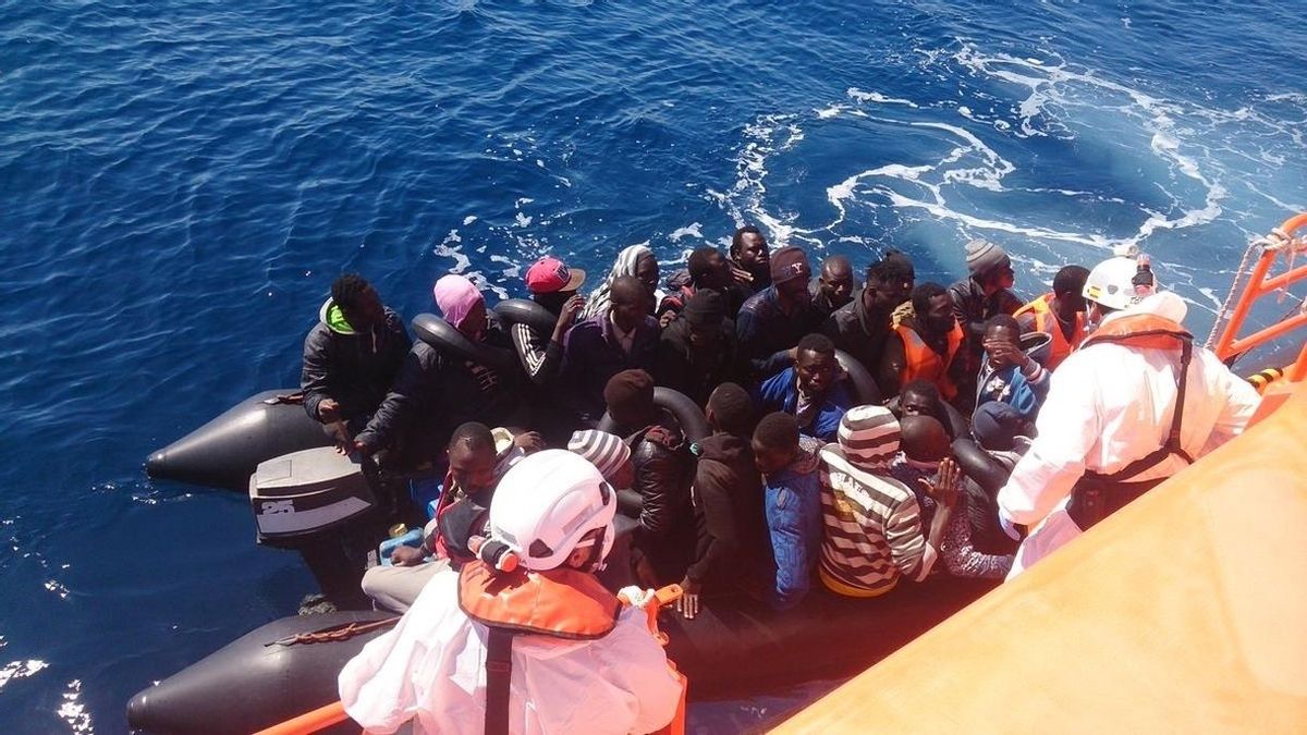 Salvamento rescata a los 96 ocupantes de tres pateras localizadas cerca de isla de Alborán