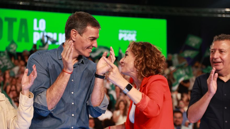 El secretario general del PSOE y presidente del Gobierno, Pedro Sánchez, junto a la secretaria general del PSOE-A y candidata a la Presidencia de la Junta, María Jesús Montero, tras finalizar el acto de cierre de campaña de los socialistas andaluces.