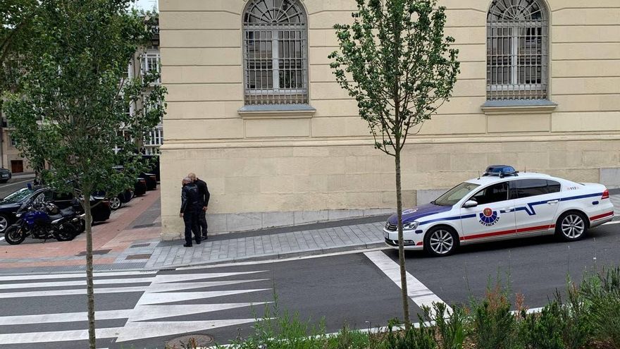 La Ertzaintza, junto al edificio del Memorial