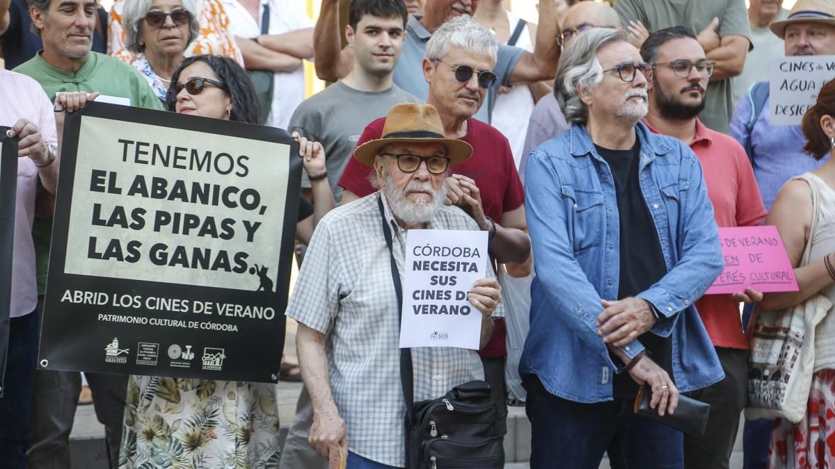 Protesta de la plataforma SOS Cines de Verano en el Ayuntamiento