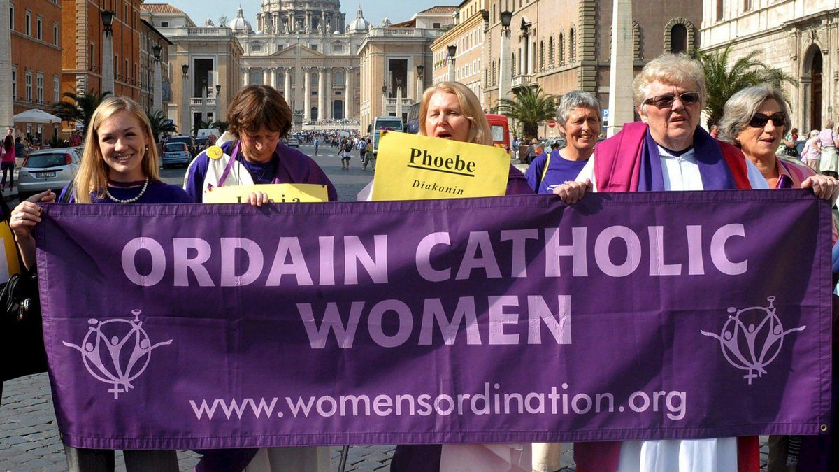 El Vaticano rechaza que las mujeres puedan predicar o bautizar