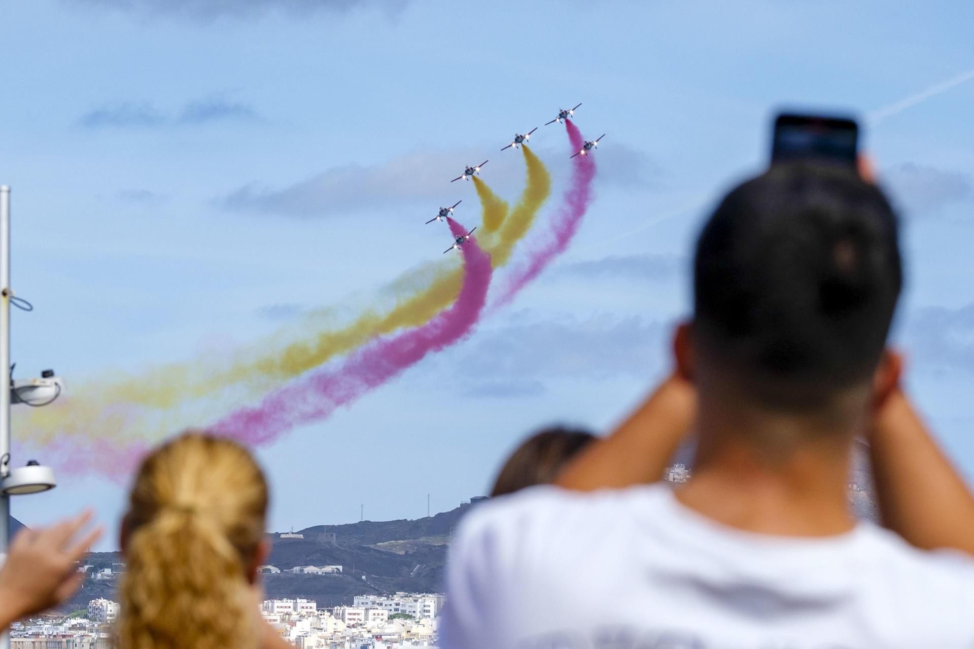 Exhibición aérea en la playa de Las Canteras. (EFE/ Angel Medina G.)