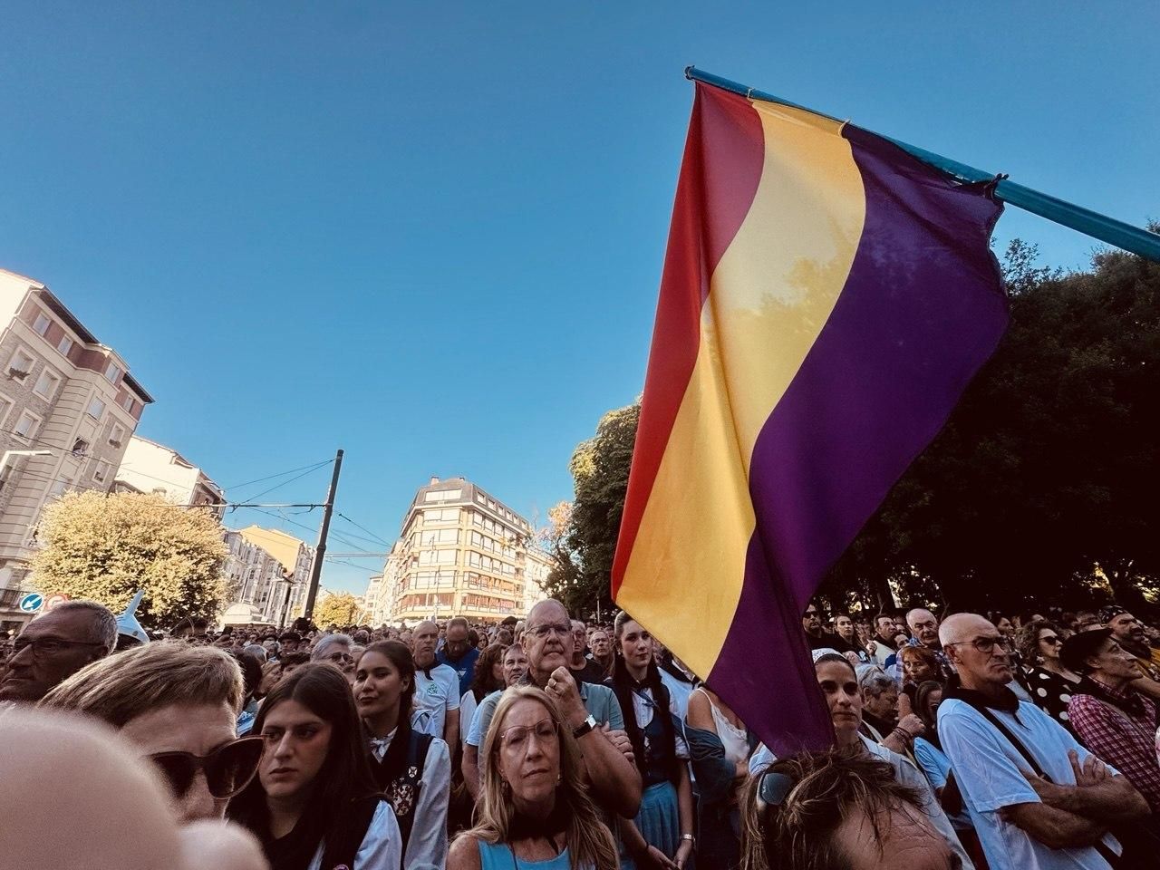 La bandera de España, ondeando entre el público