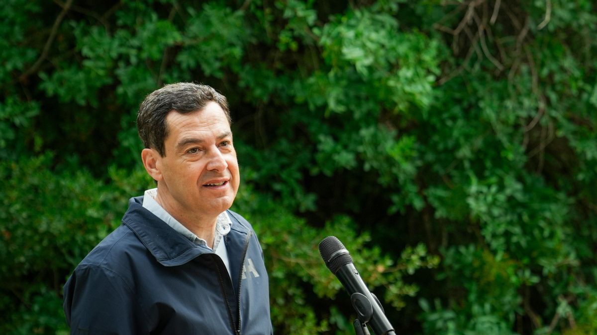 Juanma Moreno recorre el sendero de la fase 3 del Cinturón Verde de Córdoba junto a representantes del PP andaluz