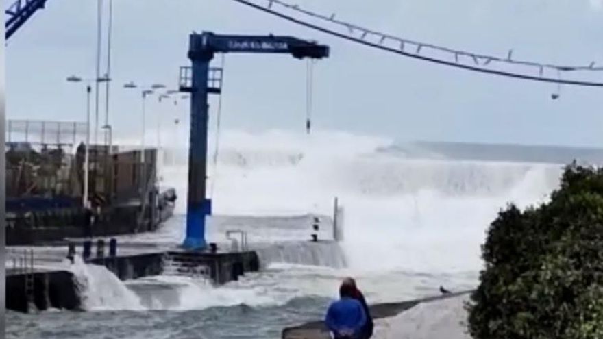 VÍDEO | Espectaculares imágenes del fuerte oleaje en Tenerife