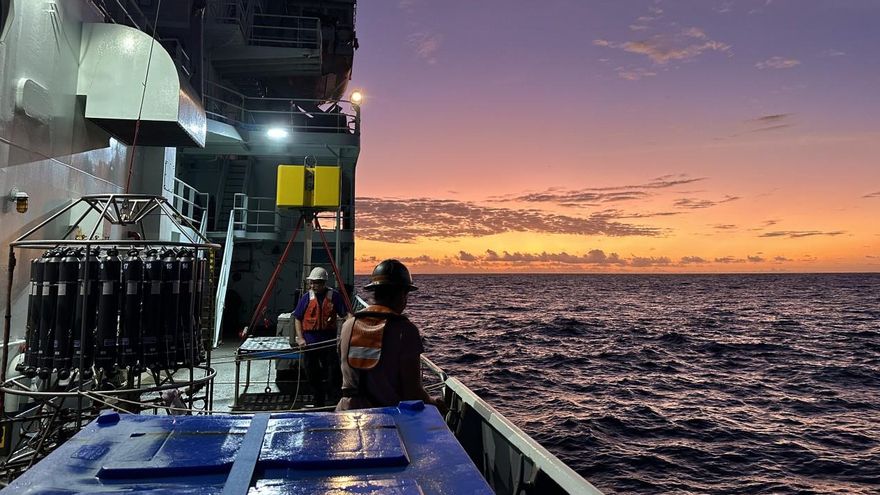 Operaciones científicas durante los cruceros de investigación.