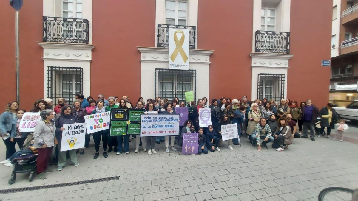 Treinta colectivos sociales acusan al Gobierno de Castilla-La Mancha de "bloquear" el acceso al aborto