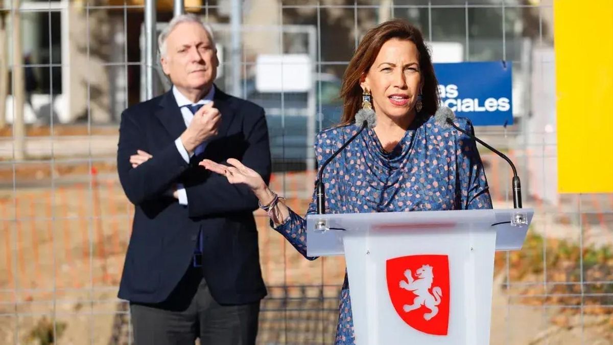 La alcaldesa de Zaragoza, Natalia Chueca, con el consejero de Fomento del Gobierno de Aragón, Octavio López, detrás.