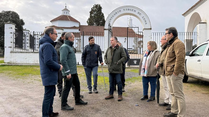 Autoridades ante el Santuario de la Virgen de Luna.