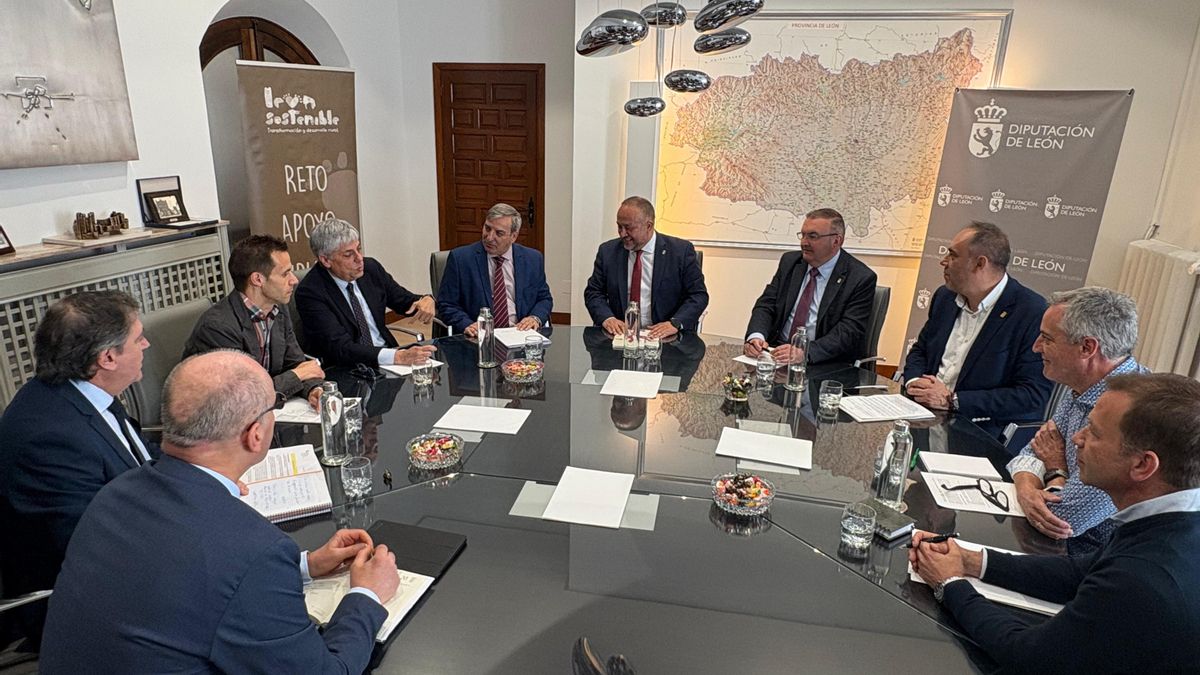 Reunión de la Junta y la Diputación para estudiar a dónde no llega la TDT en León, un año después del apagón de la televisión digital.